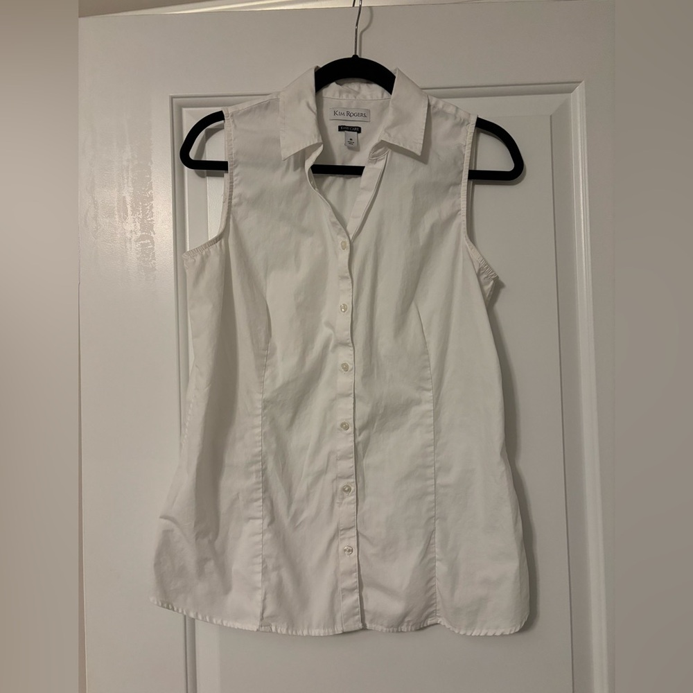 Fitted sleeveless white button up